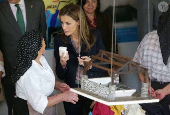 Le roi Felipe VI et la reine Letizia d'Espagne visitaient le village de Boal en Asturies, le 25 octobre 2014, dans le cadre de la remise du prix Village exemplaire des Asturies 2014.