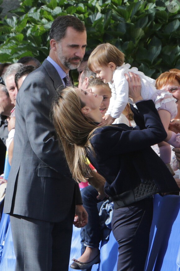 Le roi Felipe VI et la reine Letizia d'Espagne visitaient le village de Boal en Asturies, le 25 octobre 2014, dans le cadre de la remise du prix Village exemplaire des Asturies 2014.