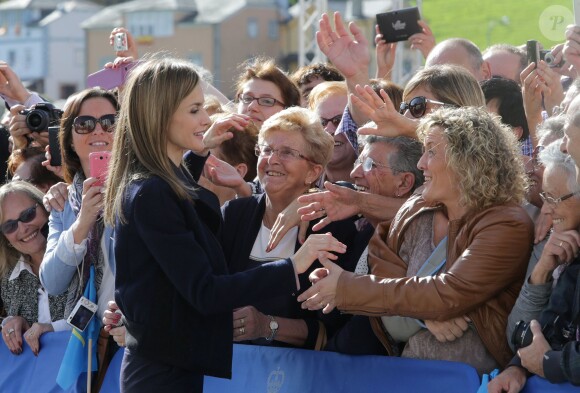 Le roi Felipe VI et la reine Letizia d'Espagne visitaient le village de Boal en Asturies, le 25 octobre 2014, dans le cadre de la remise du prix Village exemplaire des Asturies 2014.