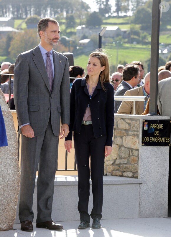 Le roi Felipe VI et la reine Letizia d'Espagne visitaient le village de Boal en Asturies, le 25 octobre 2014, dans le cadre de la remise du prix Village exemplaire des Asturies 2014.