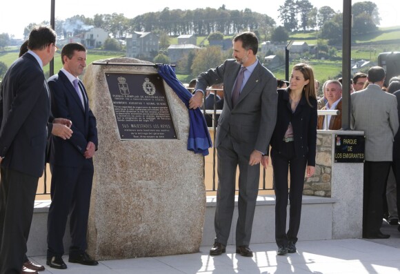 Le roi Felipe VI et la reine Letizia d'Espagne dévoilant une plaque dans le village de Boal en Asturies, le 25 octobre 2014, dans le cadre de la remise du prix Village exemplaire des Asturies 2014.