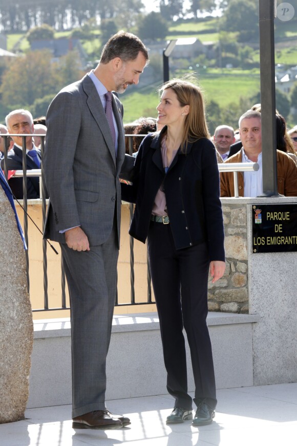 Le roi Felipe VI et la reine Letizia d'Espagne visitaient le village de Boal en Asturies, le 25 octobre 2014, dans le cadre de la remise du prix Village exemplaire des Asturies 2014.