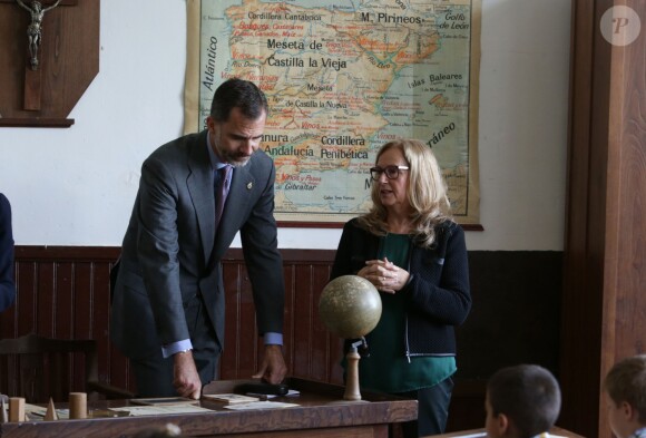 Le roi Felipe VI et la reine Letizia d'Espagne en visite dans une salle de classe reconstituée telle qu'en 1912 dans le village de Boal en Asturies, le 25 octobre 2014, dans le cadre de la remise du prix Village exemplaire des Asturies 2014.