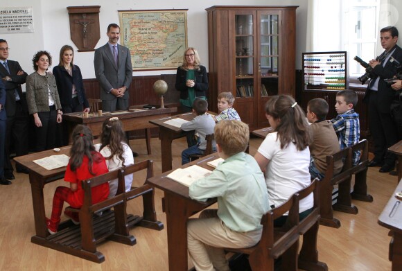 Le roi Felipe VI et la reine Letizia d'Espagne en visite dans une salle de classe reconstituée telle qu'en 1912 dans le village de Boal en Asturies, le 25 octobre 2014, dans le cadre de la remise du prix Village exemplaire des Asturies 2014.