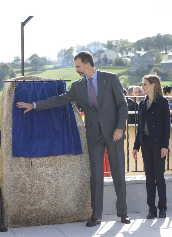 Le roi Felipe VI et la reine Letizia d'Espagne visitaient le village de Boal en Asturies, le 25 octobre 2014, dans le cadre de la remise du prix Village exemplaire des Asturies 2014.