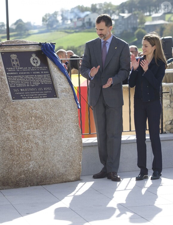 Le roi Felipe VI et la reine Letizia d'Espagne visitaient le village de Boal en Asturies, le 25 octobre 2014, dans le cadre de la remise du prix Village exemplaire des Asturies 2014.