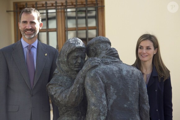 Le roi Felipe VI et la reine Letizia d'Espagne visitaient le village de Boal en Asturies, le 25 octobre 2014, dans le cadre de la remise du prix Village exemplaire des Asturies 2014.