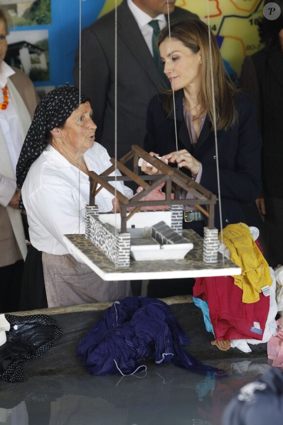 Letizia d'Espagne joue les lavandières lors de sa visite à Boal, élu Village exemplaire des Asturies 2014, avec le roi Felipe VI le 25 octobre 2014