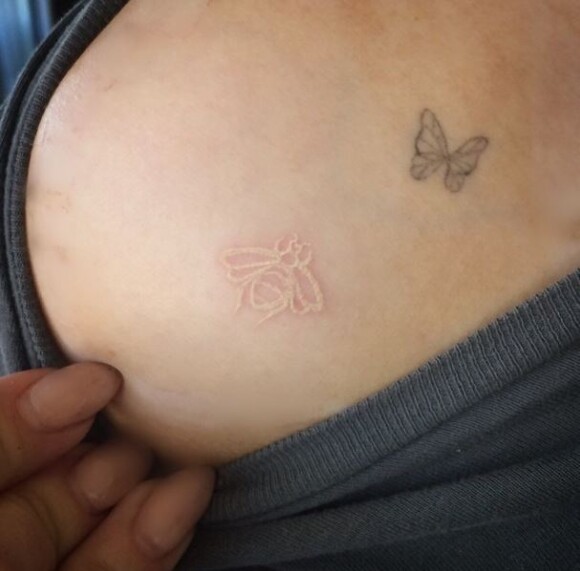 Kelly Osbourne s'est fait tatouer un bourdon en hommage à Joan Rivers, le 24 octobre 2014