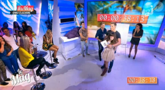 La pauvre Capucine Anav choquée après que ses fesses ont été dévoilées sur le plateau du Mag de NRJ12, le lundi 27 octobre 2014