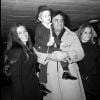 Johnny Cash à l'aéroport de Londres avec son fils John et son épouse June Carter et sa belle-fille Rosie Rosie le 24 septembre 1972