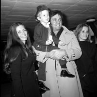 Johnny Cash : Ivre, son fils se déshabille dans un aéroport...