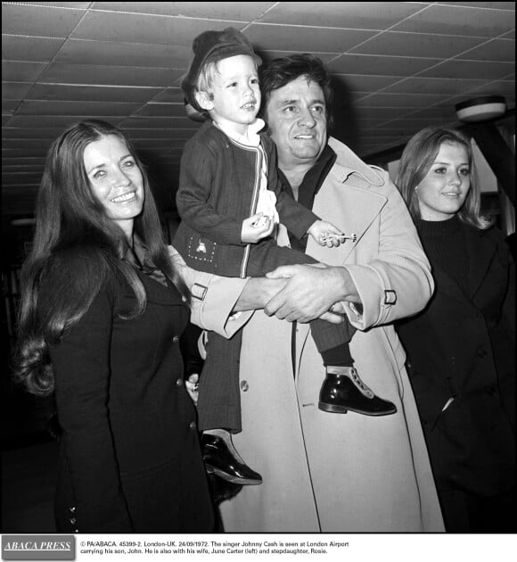 Johnny Cash à l'aéroport de Londres avec son fils John et son épouse June Carter et sa belle-fille Rosie Rosie le 24 septembre 1972