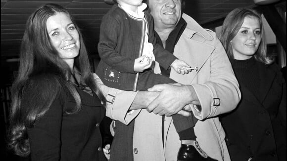 Johnny Cash : Ivre, son fils se déshabille dans un aéroport...