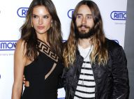 Alessandra Ambrosio : Sexy en robe courte au côté de Jared Leto, sous le charme