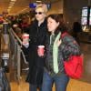 Exclusif - Jane Lynch, Lara Embry et la fille de Lara arrivent à l'aéroport de Salt Lake City pour le festival du film de Sundance, le 19 janvier 2013. 