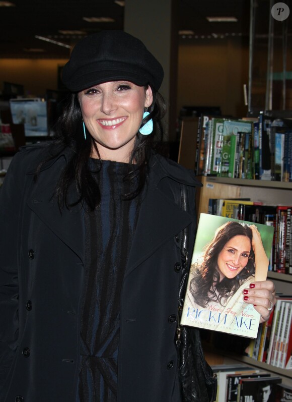 Ricki Lake signe des copies de son livre "Never Say Never" dans une librairie de Los Angeles, le 23 avril 2012.