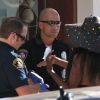 Une photographe reçoit l'aide de la police après un incident avec Suge Knight et son entourage. L'ex-producteur de rap lui aurait dérobé son objectif. Beverly Hills, le 5 septembre 2014.