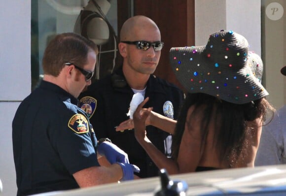 Une photographe reçoit l'aide de la police après un incident avec Suge Knight et son entourage. L'ex-producteur de rap lui aurait dérobé son objectif. Beverly Hills, le 5 septembre 2014.