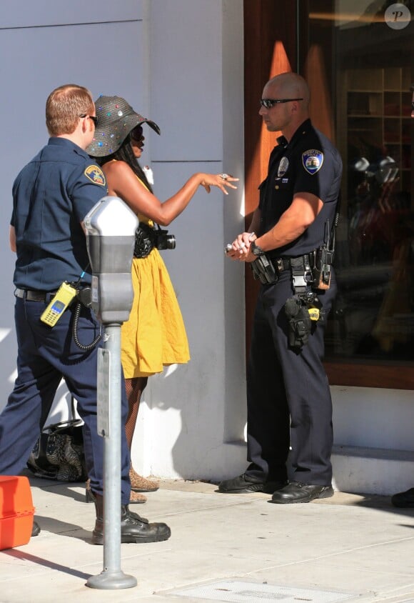 Une photographe aidée par la police après un incident avec Suge Knight et son entourage. Beverly Hills, le 5 septembre 2014.