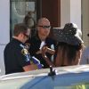Une photographe reçoit des soins et l'aide de la police après un incident avec Suge Knight et son entourage. L'ex-producteur de rap lui aurait dérobé son objectif. Beverly Hills, le 5 septembre 2014.