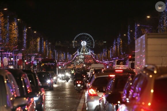 Les illuminations de Noël sur les Champs-Elysées, Paris, le 21 novembre 2012.