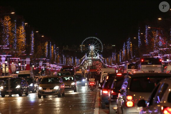 Les illuminations de Noël sur les Champs-Elysées, Paris, le 21 novembre 2012.