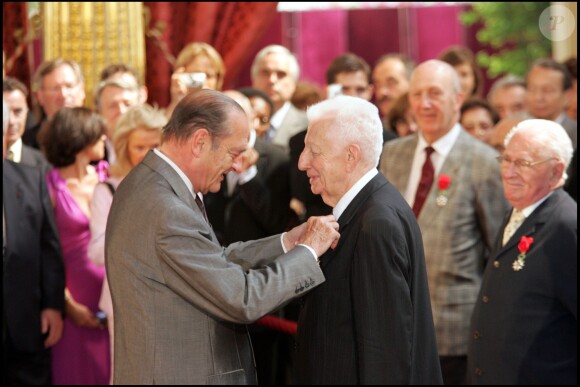 Xavier de Villepin a été fait officier de la légion d'honneur, des mains de l'ex-président Jacques Chirac, le 27 juin 2005.