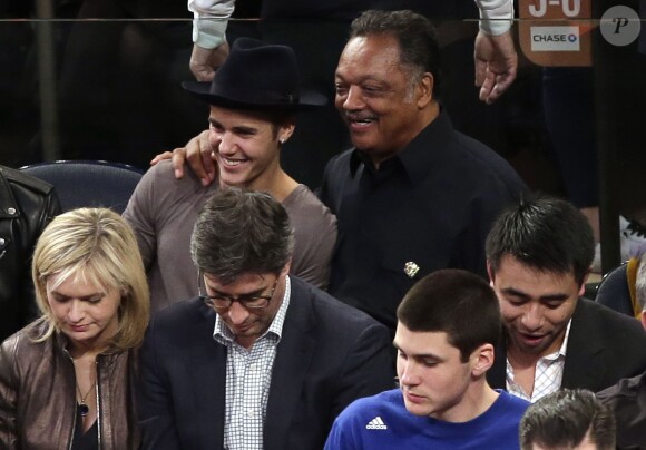 Justin Bieber et Jesse Jackson au Madison Square Garden à New York pour le match NBA New York Knicks - Chicago Bulls le 29 octobre 2014. 