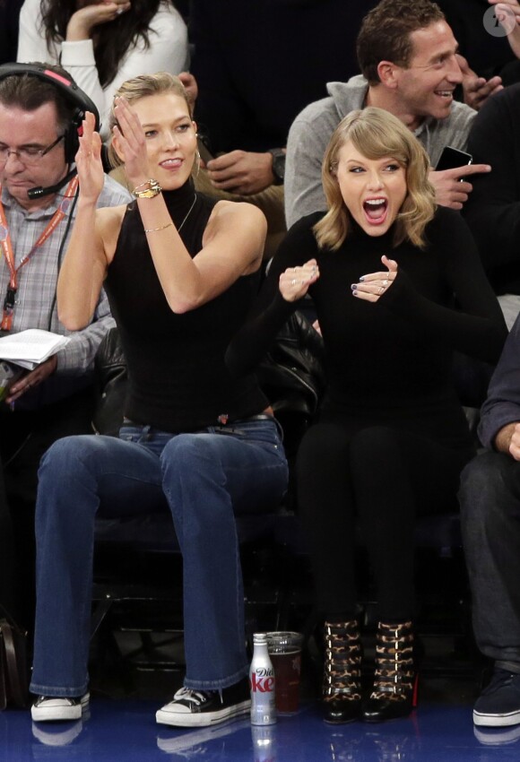 Karlie Kloss et la chanteuse Taylor Swift au Madison Square Garden à New York pour le match NBA New York Knicks - Chicago Bulls le 29 octobre 2014. 