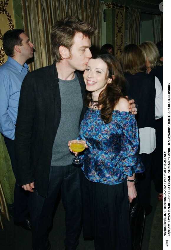 Ewan McGregor et sa femme Eve Mavrakis lors des Empire Film Awards à Londres le 6 février 2002