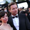 Ewan McGregor et son épouse Eve Mavrakis lors de la montée des marches du film Sur le route au Festival de Cannes le 23 mai 2012