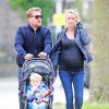 James Corden, son épouse Julia enceinte et leur fils Max à Londres, le 1er septembre 2014