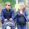 James Corden, son épouse Julia enceinte et leur fils Max à Londres, le 1er septembre 2014