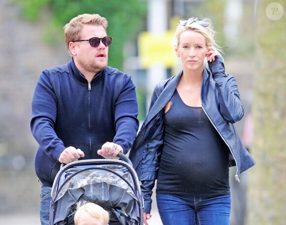 James Corden, son épouse Julia enceinte et leur fils Max à Londres, le 1er septembre 2014