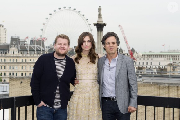 James Corden, Keira Knightley et Mark Ruffalo lors du photocall du film Begin Again au Picturehouse Cinemas à Londres, le 2 juillet 2014