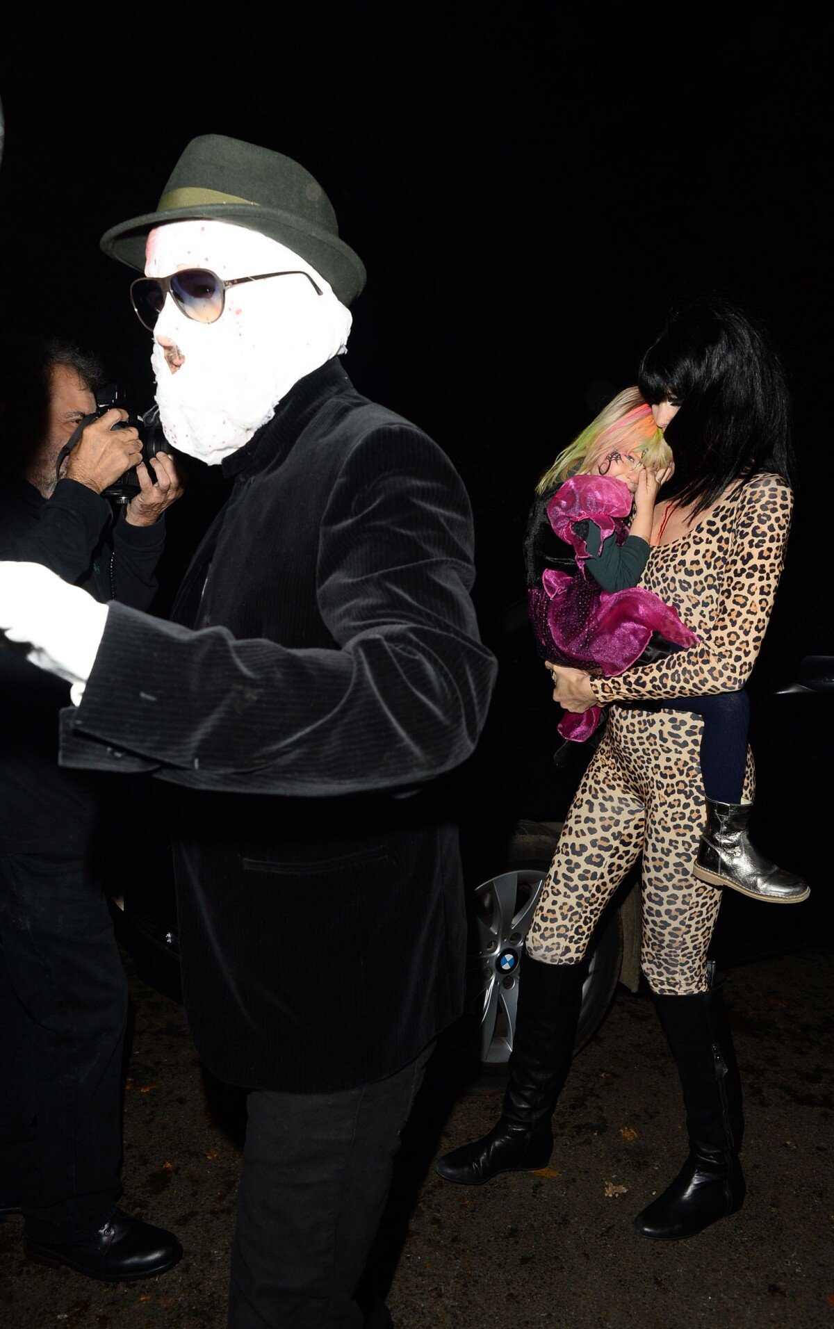 Photo : Claudia Schiffer, son mari Matthew Vaughn et leur fille lors la  soirée Halloween chez Jonathan Ross à Londres. Le 31 octobre 2014. -  Purepeople