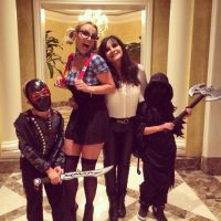 Britney Spears : Etudiante geek pour Halloween avec ses deux fils effrayants !