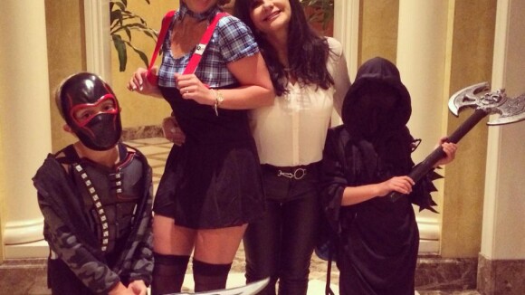 Britney Spears : Etudiante geek pour Halloween avec ses deux fils effrayants !