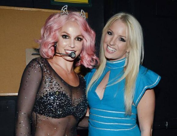 Britney Spears déguisée pour Halloween rencontre une fan, à Las Vegas, le vendredi 31 octobre 2014.