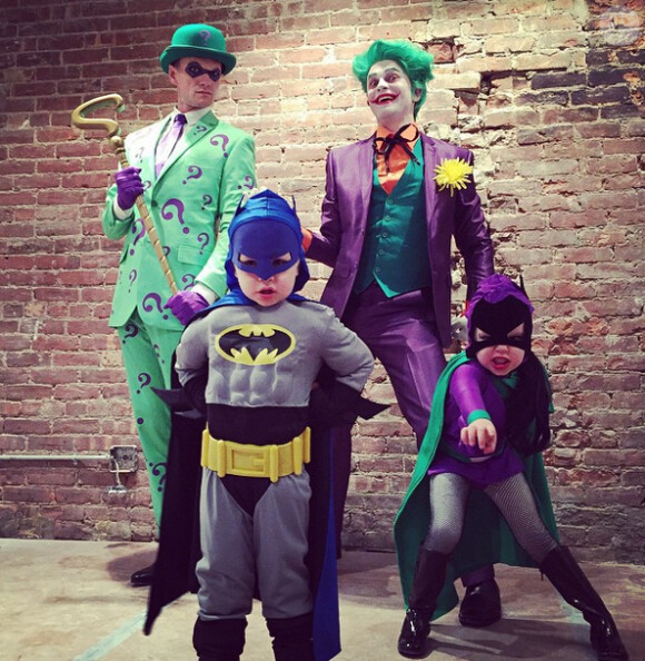 Neil Patrick Harris et son mari David Burtka avec leurs enfants Gideon et Harper déguisés en personnages de Batman pour Halloween 2014
