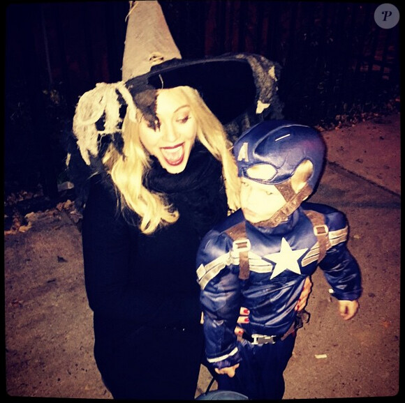 Hilary Duff et son fils Luca déguisé en Captain America pour Halloween 2014
