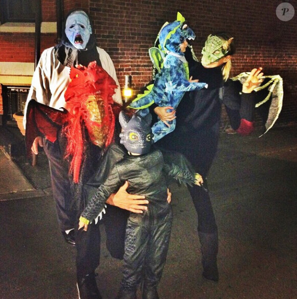 Gisele Bündchen avec son mari Tom Brady avec leurs enfants Benjamin et Vivian déguisés en dragons pour Halloween 2014