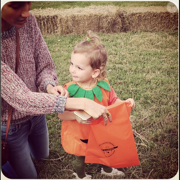Lily Aldridge et sa fille Dixie déguisée en citrouille pour Halloween 2014