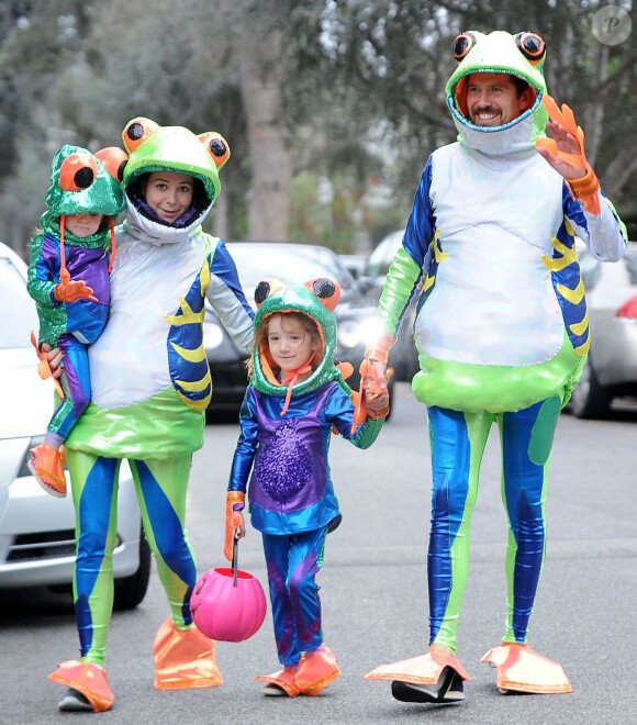 Alyson Hannigan, son mari Alexis Denisof et leurs filles, Satyana et Keeva, tous déguisés en grenouilles pour Halloween 2014