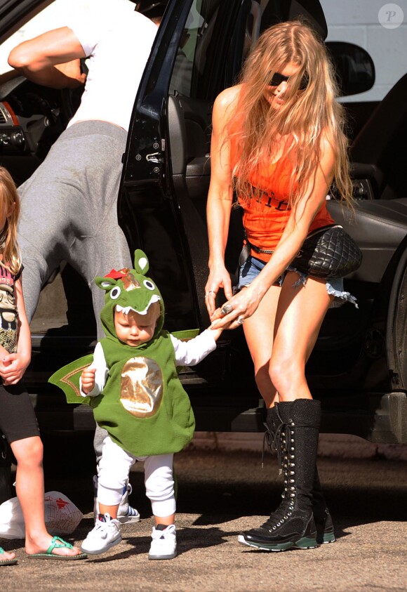 Exclusif - Fergie et son fils Axl déguisé en dragon pour Halloween 2014