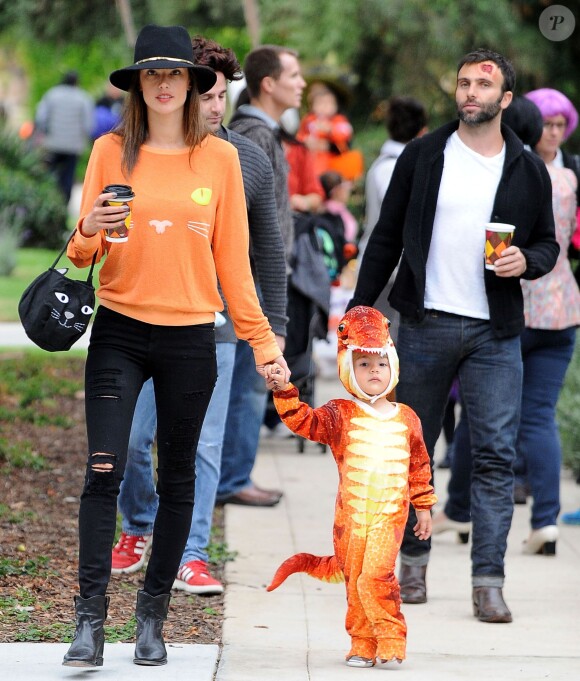 Alessandra Ambrosio et son fils Noah déguisés pour Halloween 2014