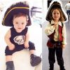 Skyler et Kaius "Kai" (les deux garçons de Rachel Zoe) déguisés et Jack Sparrow pour Halloween 2014