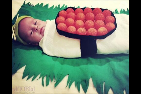 Finn, le petit dernier de Tori Spelling déguisé en sushi pour Halloween 2013