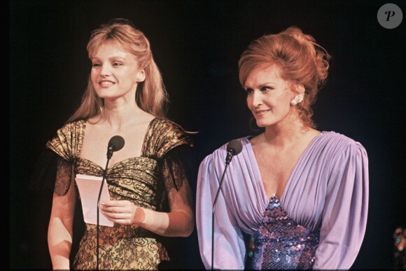 Arielle Dombasle et Dalida lors de la cérémonie des César à Paris, le 8 mars 1987. 